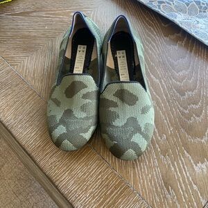 Rothys camo flats sz 8